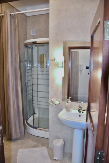 Apartment In Belgrade With Small Parking Space Ngoại thất bức ảnh